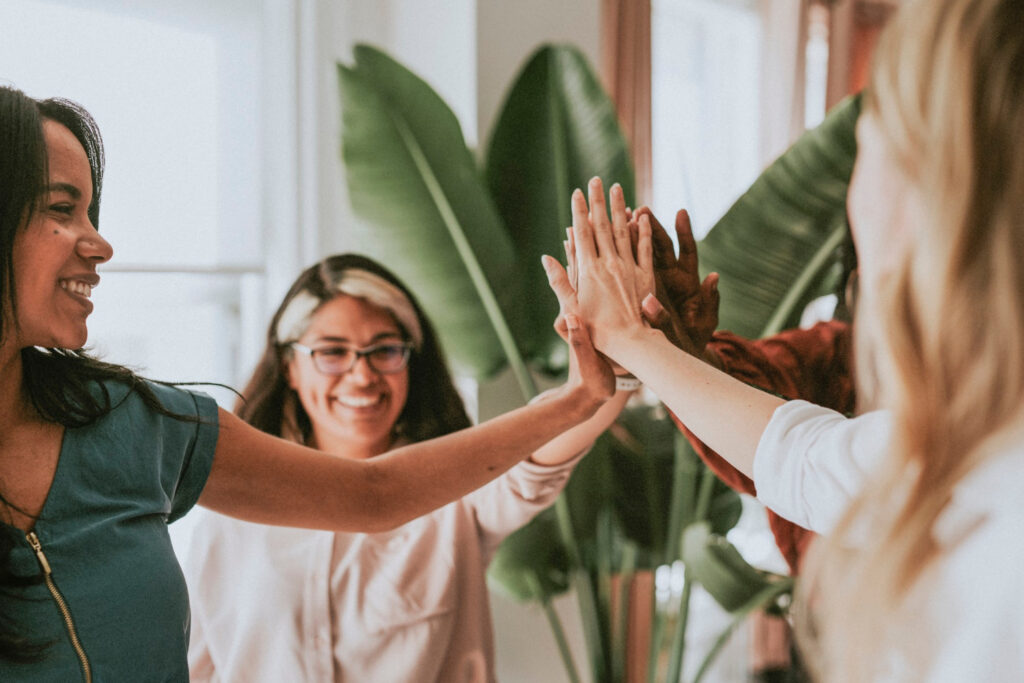 femmes-affaires-mettant-mains-au-milieu